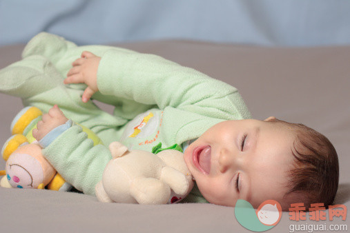 人,婴儿服装,床,玩具,室内_487599081_Baby playing on bed_创意图片_Getty Images China