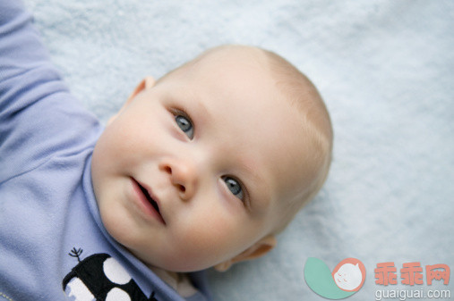 概念,视角,构图,图像,摄影_200413145-001_Baby boy (5-8 months) lying on blanket_创意图片_Getty Images China