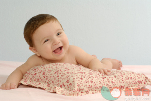 概念,构图,图像,摄影,肖像_73400885_Baby boy (6-7 months) playing with cushion, smiling, portrait_创意图片_Getty Images China