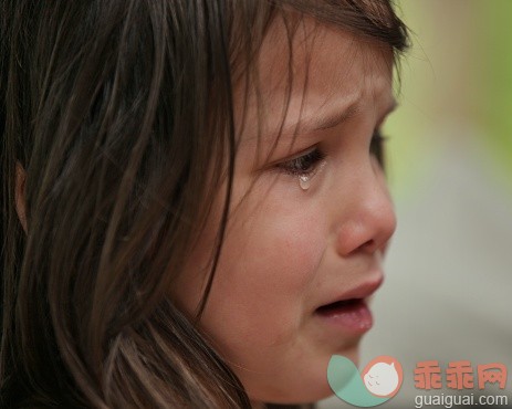 人,棕色头发,发狂的,白人,哭_537495887_Portrait of a teary little girl_创意图片_Getty Images China