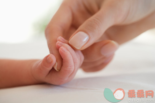 概念,构图,图像,摄影,人体_200514361-001_Mother holding hand of baby boy (0-3 months), close-up of hands_创意图片_Getty Images China