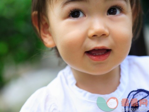 概念,视角,构图,图像,摄影_74227679_Close-up of a baby girl looking up_创意图片_Getty Images China