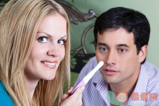 人,休闲装,毛衣,工业,生活方式_168511308_couple happy with the results of a pregnancy test_创意图片_Getty Images China