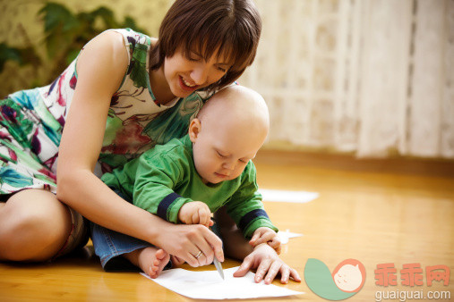 作画,绿色,人,活动,休闲装_157603458_Baby learns to write_创意图片_Getty Images China