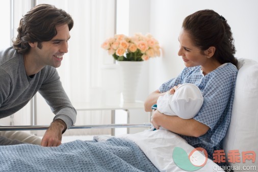 概念,主题,健康保健,构图,图像_73777316_Hispanic couple holding newborn baby in hospital bed_创意图片_Getty Images China