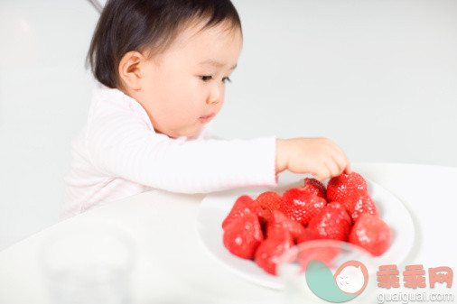 概念,主题,饮食,构图,图像_74047348_Baby girl (15-18 months) reaching for fresh strawberry_创意图片_Getty Images China