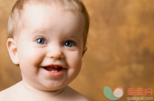 摄影,肖像,褐色,褐色背景,人的牙齿_200301768-001_Amused baby boy (9-12 months) smiling, posing in studio, close-up, portrait_创意图片_Getty Images China