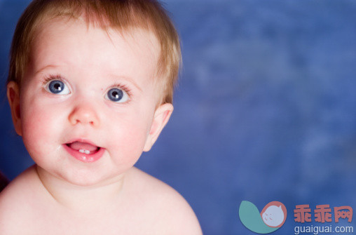 摄影,肖像,人的牙齿,缺牙,面部表情_200301770-001_Amused baby boy (9-12 months) smiling, posing in studio, close-up, portrait_创意图片_Getty Images China