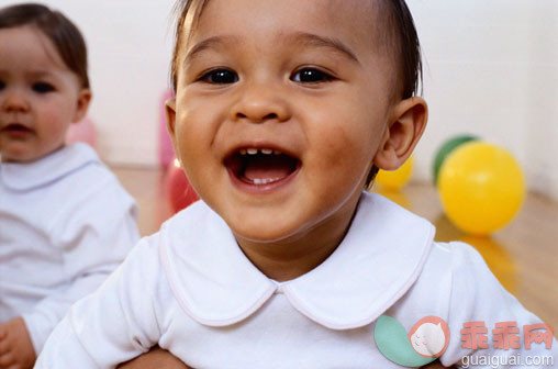 摄影,肖像,人,室内,人的嘴_AA032421_Portrait of a Toddler_创意图片_Getty Images China