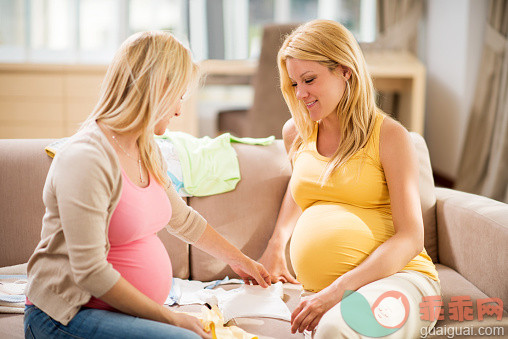 人,婴儿服装,住宅内部,沟通,生活方式_475544114_Young pregnant women talking to each other at home._创意图片_Getty Images China