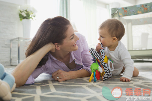 人,玩具,生活方式,室内,住宅房间_478159941_Cheerful mother playing with baby girl at home_创意图片_Getty Images China