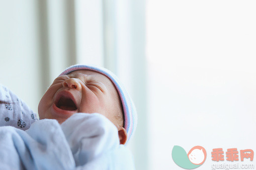 人,婴儿服装,室内,哭,运送_560366209_New born baby crying_创意图片_Getty Images China