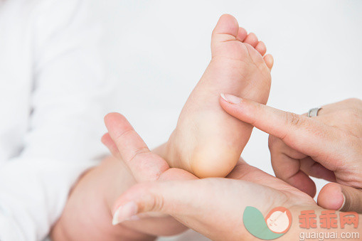 白色,明亮,人,室内,30岁到34岁_556668809_Mothers hand tickling babys sole of foot_创意图片_Getty Images China