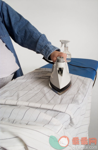 家常杂务,家务,摄影,室内,用具_200301643-001_Pregnant woman doing ironing, close up of hand and iron_创意图片_Getty Images China