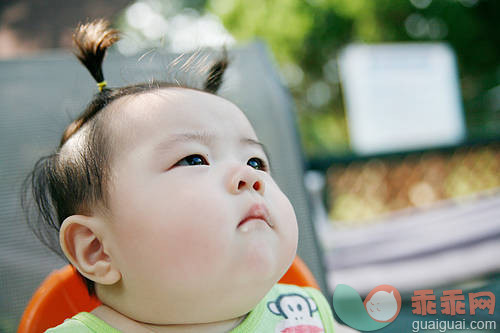 户外,白昼,向上看,唾液,脸颊_gic13872139_Baby_创意图片_Getty Images China