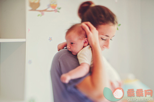 摄影,人,室内,30岁到34岁,棕色头发_524811197_Mother and baby daughter_创意图片_Getty Images China