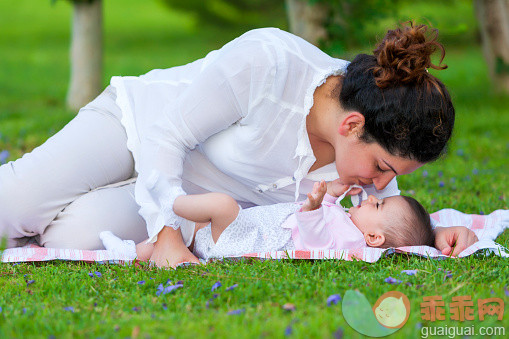 人,自然,户外,田园风光,25岁到29岁_497510773_Mother kissing her baby in park_创意图片_Getty Images China