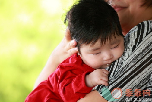 人,休闲装,户外,中间部分,30岁到34岁_153872919_Dreaming baby with bubbles at mouth_创意图片_Getty Images China