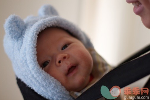 人,室内,中间部分,30岁到34岁,满意_142760762_Cute baby in blue bear suit_创意图片_Getty Images China