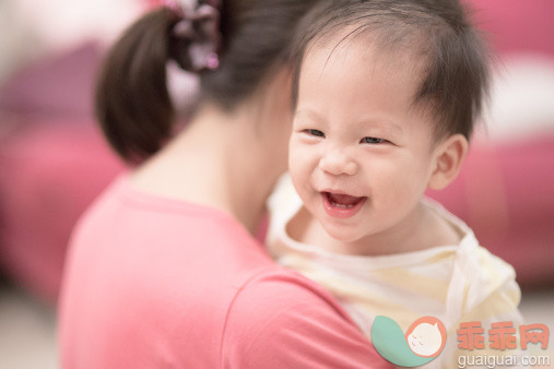 人,休闲装,婴儿服装,户外,30岁到34岁_147366708_Laughing boy in mother's arms_创意图片_Getty Images China