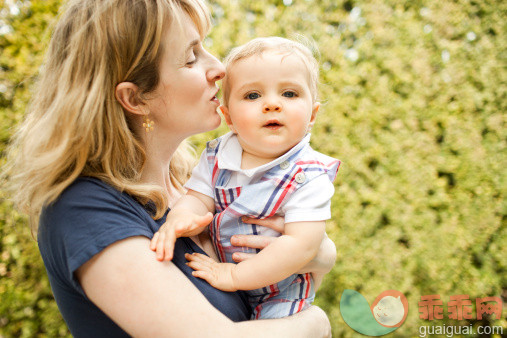 人,休闲装,户外,35岁到39岁,蓝色眼睛_149252614_Portrait of Mom and Baby Boy in Garden_创意图片_Getty Images China