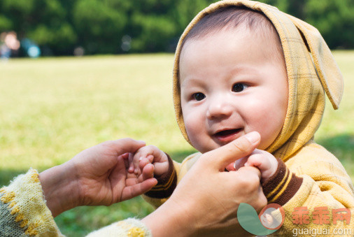 人,户外,满意,手,微笑_124912190_Baby learns to stand and walk outdoor_创意图片_Getty Images China