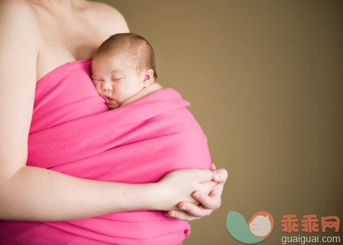 人,影棚拍摄,中间部分,30岁到34岁,白人_119827979_Baby wrap_创意图片_Getty Images China