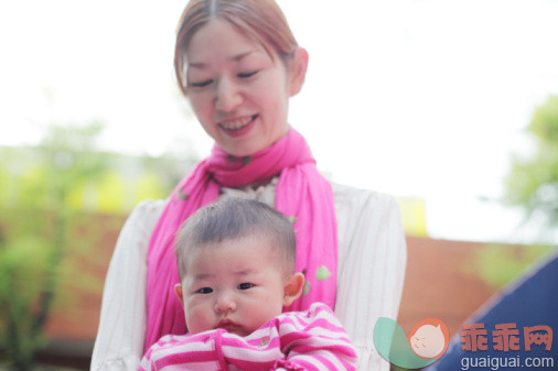 人,休闲装,婴儿服装,户外,35岁到39岁_102412070_Mother and baby_创意图片_Getty Images China