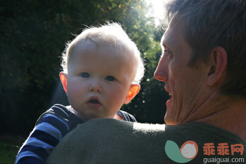 人,休闲装,户外,35岁到39岁,金色头发_126564013_Father and son_创意图片_Getty Images China