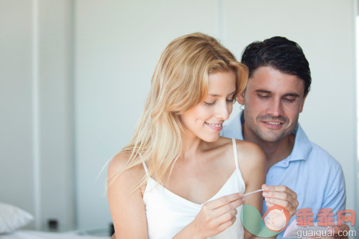 人,人生大事,健康保健,室内,25岁到29岁_149285493_Couple looking at pregnancy test_创意图片_Getty Images China