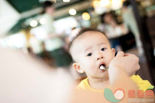 人,婴儿服装,室内,30岁到34岁,汤匙_487450573_Feeding baby in restaurant_创意图片_Getty Images China