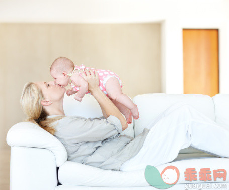 人,住宅内部,沙发,室内,爱的_155153589_You're my little angel!_创意图片_Getty Images China