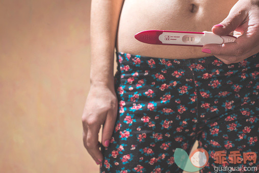 人,半装,人生大事,健康保健,影棚拍摄_556450829_Woman holding a pregnancy test_创意图片_Getty Images China