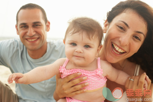 概念,主题,休闲活动,构图,图像_73930914_Couple with baby (12-18 months) on beach, head and shoulders_创意图片_Getty Images China