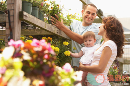 概念,休闲活动,周末活动,构图,图像_73930987_Couple with baby (12-18 months) at garden centre, three quarter length_创意图片_Getty Images China