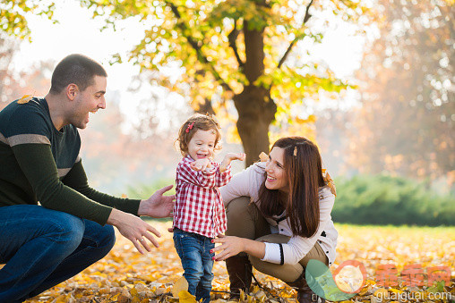 人,活动,生活方式,自然,12到17个月_479463210_Cute family with one little girl playing together_创意图片_Getty Images China