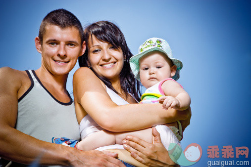 人,休闲装,生活方式,户外,25岁到29岁_157635955_Happy Young Family enjoying summer_创意图片_Getty Images China