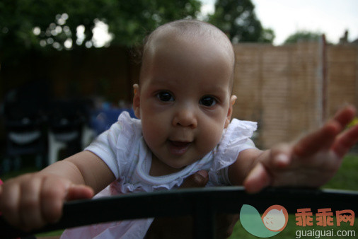 人,婴儿服装,户外,手,拿着_93078141_Baby_创意图片_Getty Images China