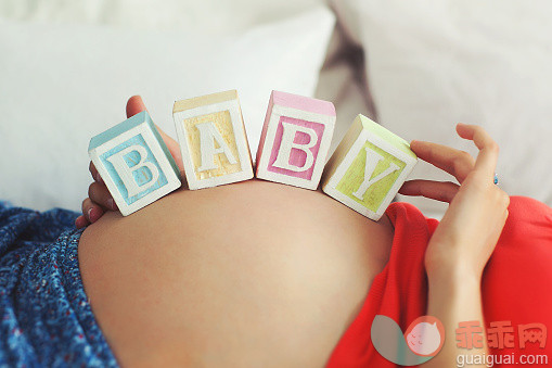 人,人生大事,室内,怀孕,母亲_560485271_Baby bump with toy blocks BABY_创意图片_Getty Images China