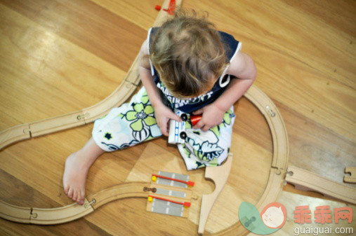 人,婴儿服装,玩具,室内,金色头发_96210395_Boy At Play With Wooden Train Set_创意图片_Getty Images China