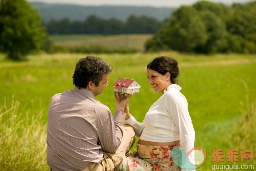 环境,工业,建筑业,休闲活动,自然_57330239_Man and pregnant woman sitting in field_创意图片_Getty Images China