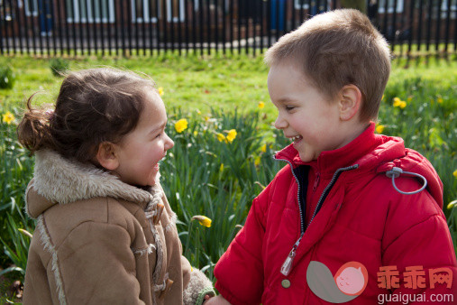 明亮,人,图像,生活方式,户外_157509616_Laughing children_创意图片_Getty Images China