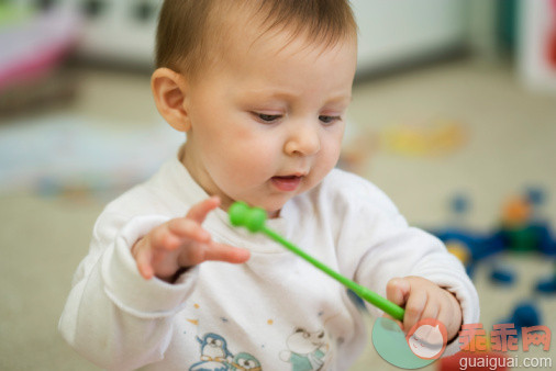 鼓槌,人,玩具,室内,北欧血统_93359333_Baby playing_创意图片_Getty Images China