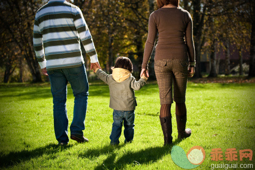 公园,人,图像,户外,手_157507105_Happy family in park_创意图片_Getty Images China