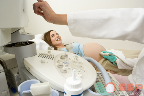 室内,人,拿着,微笑,快乐_gic15144250_Doctor giving pregnant woman ultrasound scan_创意图片_Getty Images China