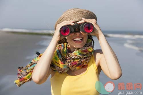 看,四处看看,白人,长发,式样_gic11131805_A woman in a sunhat and scarf on the beach on the New Jersey Shore, at Ocean City._创意图片_Getty Images China