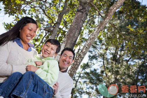 公园,人,休闲装,毛衣,自然_170457773_Family sitting under trees_创意图片_Getty Images China