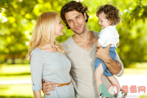 公园,人,休闲装,12到17个月,户外_155598708_happy family_创意图片_Getty Images China