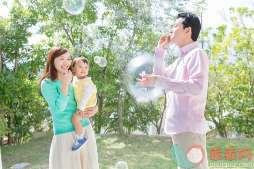 人,四分之三身长,户外,快乐,深情的_511594651_Happy Family With One Child_创意图片_Getty Images China