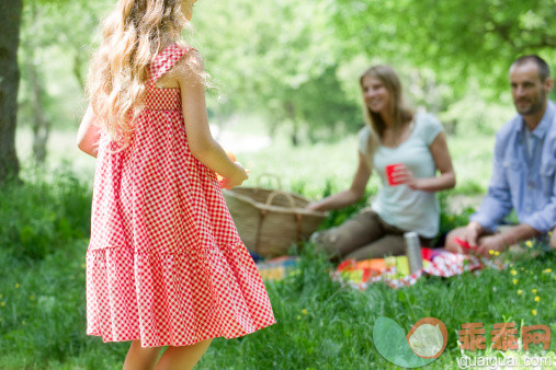 人,休闲装,连衣裙,自然,户外_143385325_Girl having picnic with parents outdoors, rear view_创意图片_Getty Images China